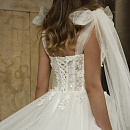 Нежное свадебное платье с бантами на плечах фото