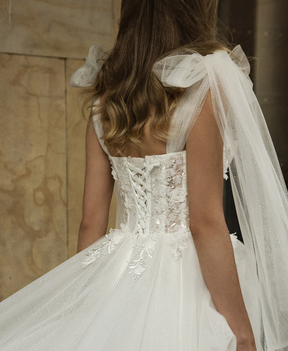 Нежное свадебное платье с бантами на плечах фото