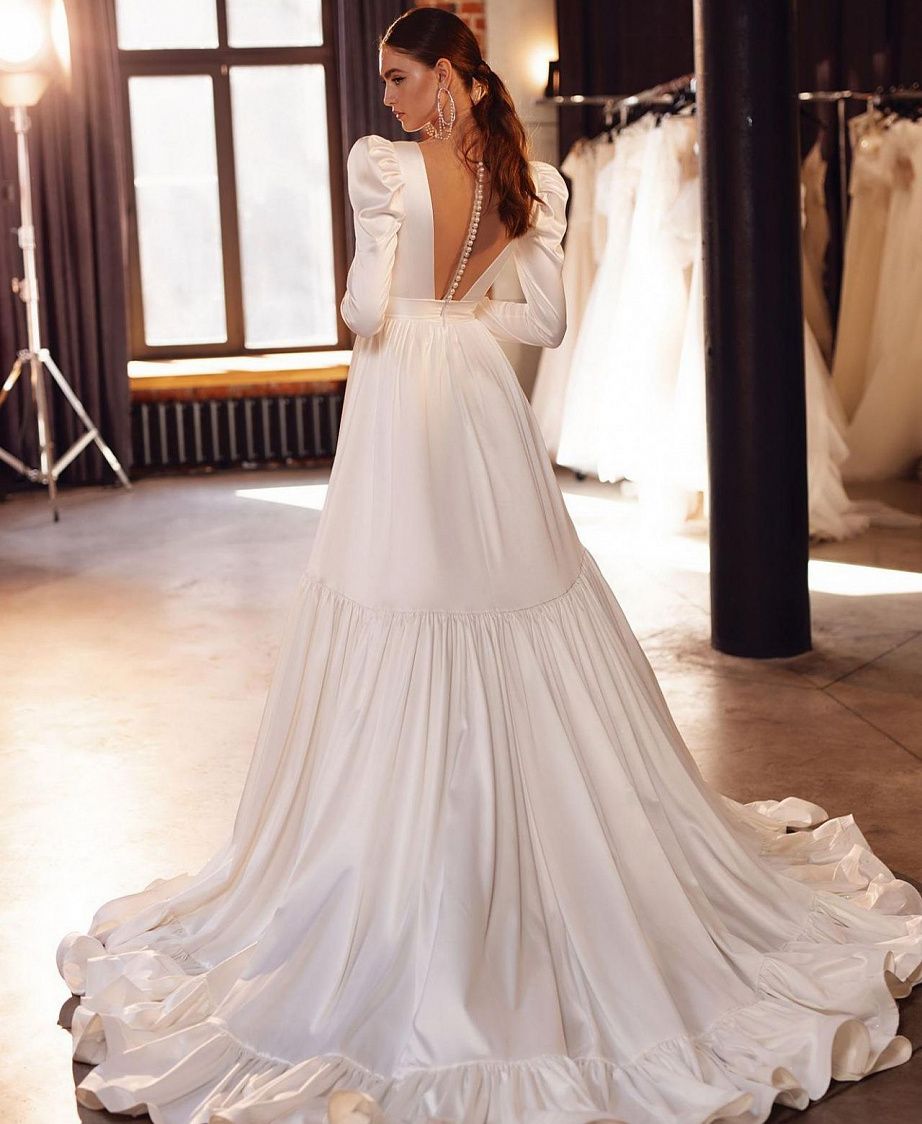 Атласное свадебное платье со шлейфом фото