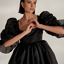 Короткое чёрное платье с объемными рукавами фото