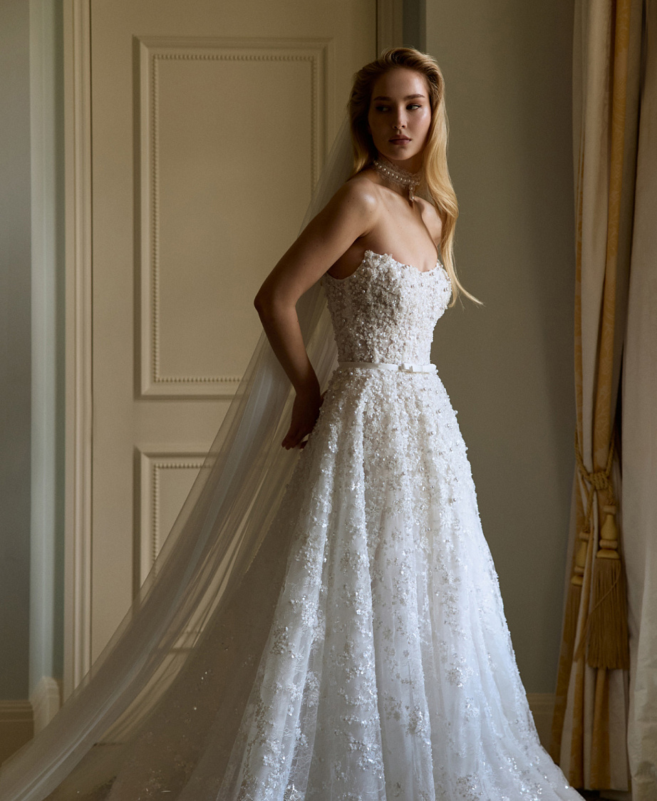 Пышное кружевное свадебное платье с жемчугом  фото