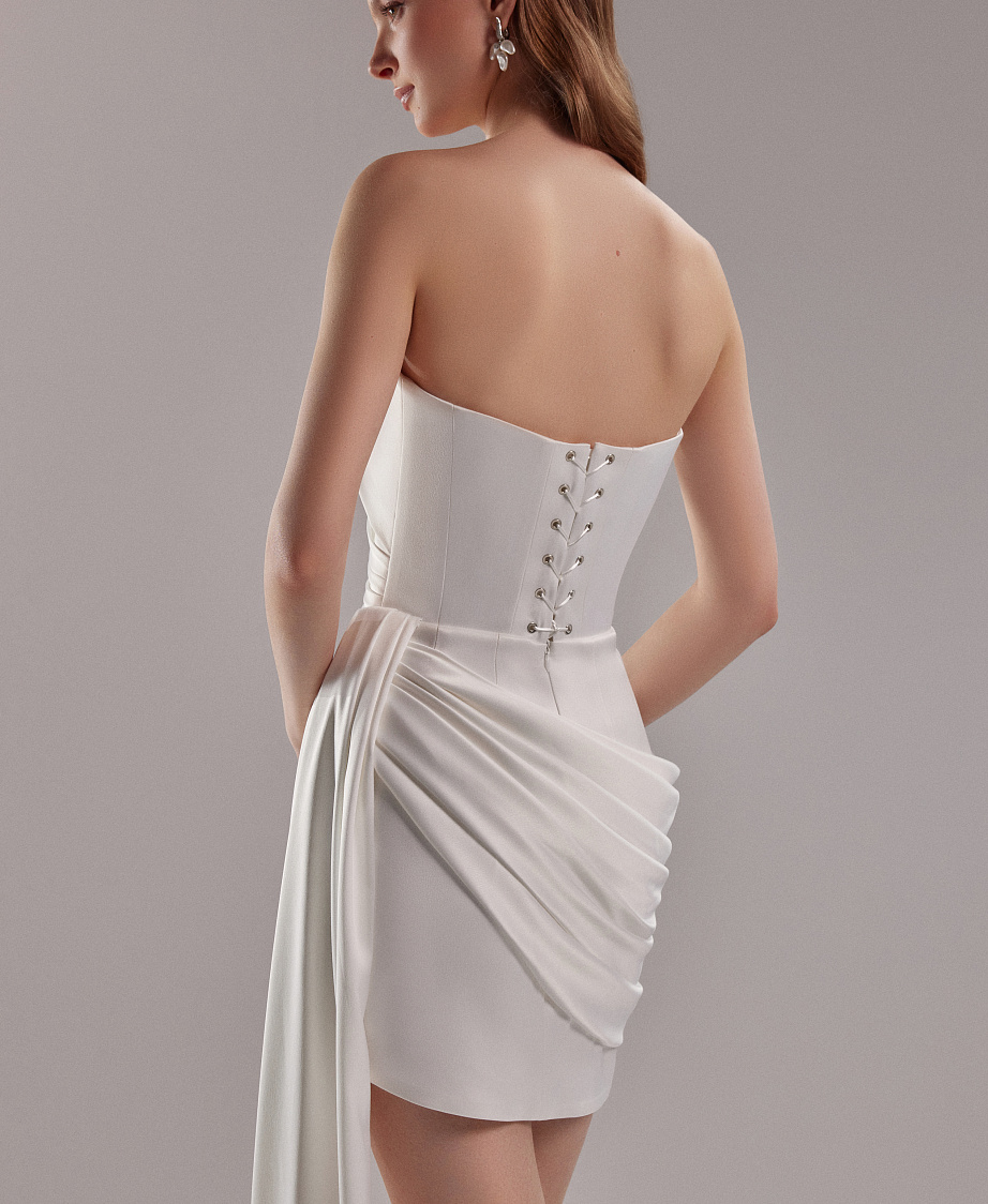 Короткое платье из атласа с декором в виде драпировки фото