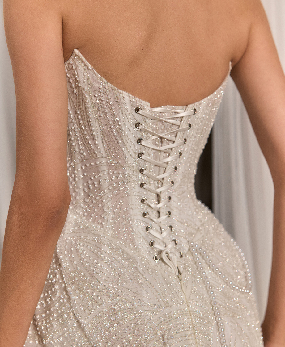 Короткое расшитое платье на корсете с бисером фото