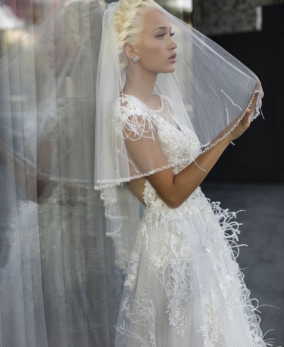 Свадебное платье с перьями