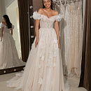 Роскошное свадебное платье с объемными цветами фото