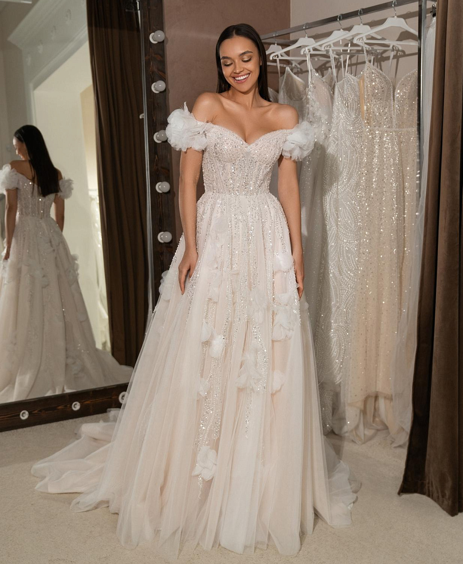 Роскошное свадебное платье с объемными цветами фото