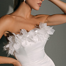 Свадебное платье миди с объемными цветами фото