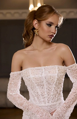 Свадебное платье блестящего кружева с длинным рукавом и эффектным разрезом фото