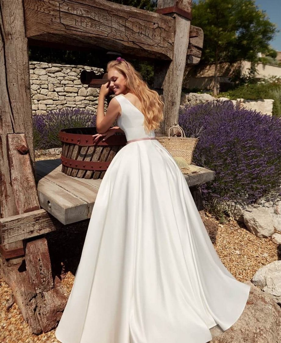 Атласное свадебное платье с закрытыми плечами фото