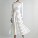 Щёлковое свадебное платье миди с рукавами фото