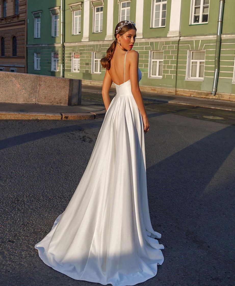 Атласное свадебное платье на тонких бретелях фото
