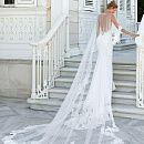 Атласное свадебное платье с кружевным шлейфом фото