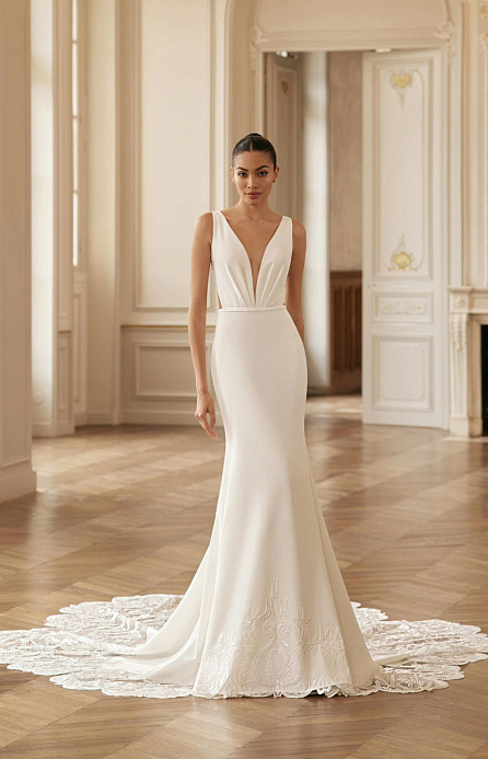 Лаконичное свадебное платье рыбка с кружевным шлейфом фото