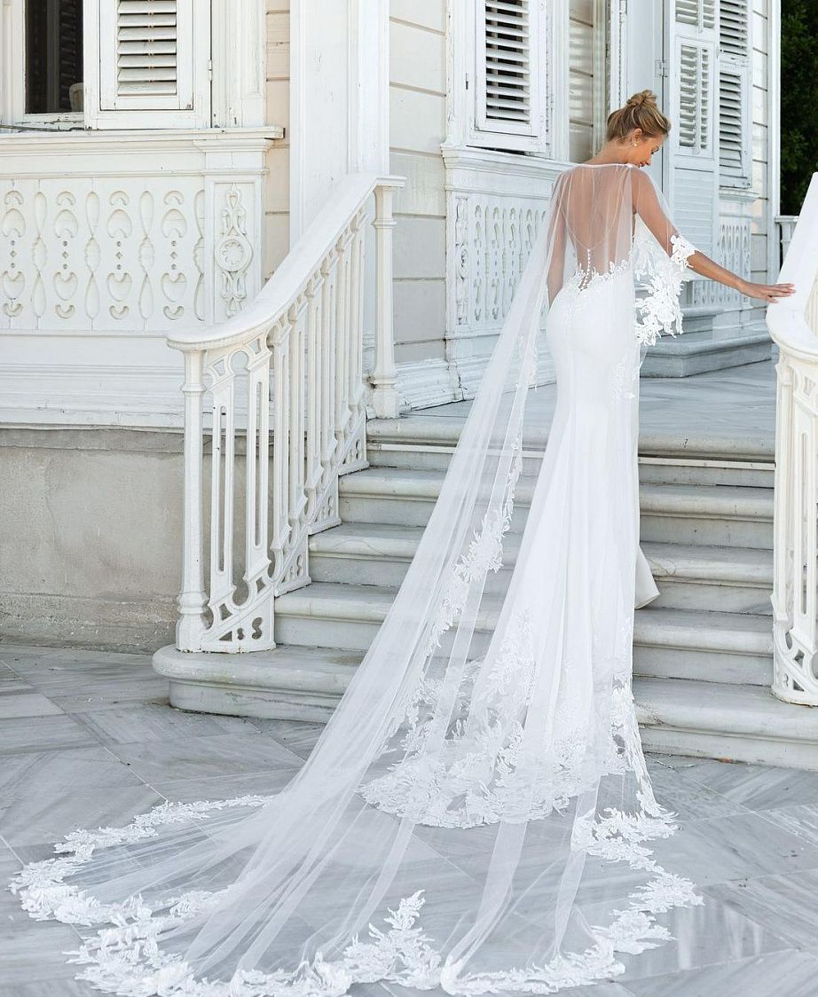 Атласное свадебное платье с кружевным шлейфом фото