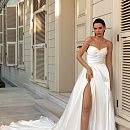 Атласное свадебное платье на корсете с разрезом фото