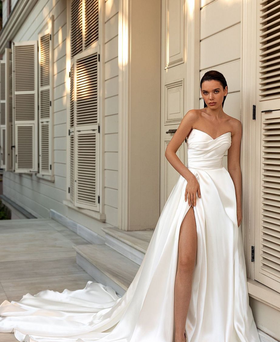 Атласное свадебное платье на корсете с разрезом фото