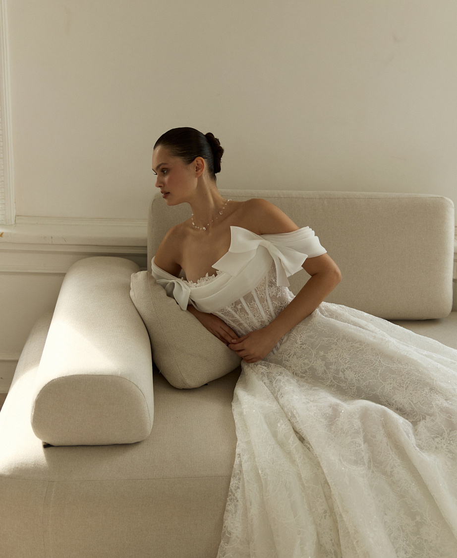 Кружевное свадбеное платье с открытыми плечами фото