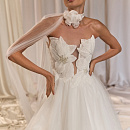 Эффектное свадебное платье с декором в виде цветов с жемчугом фото