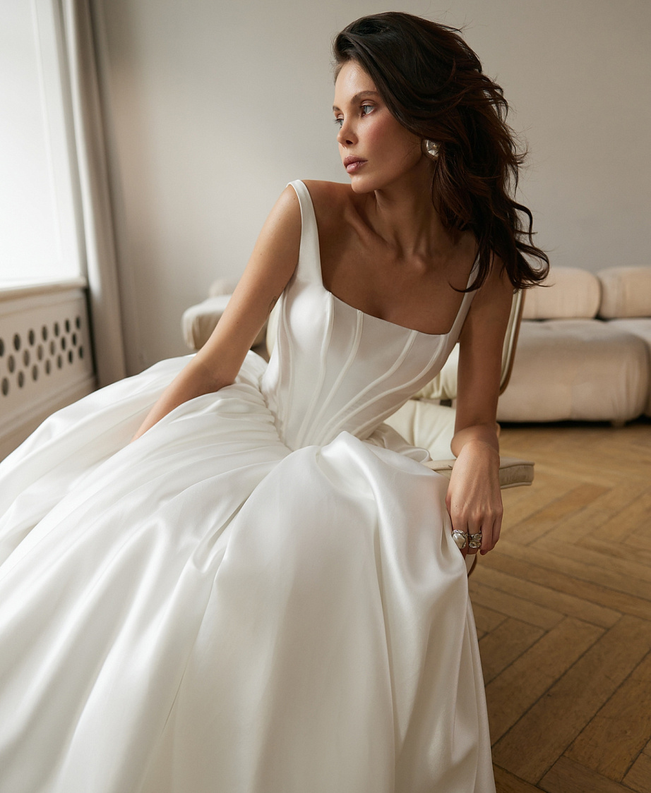 Пышное атласное свадебное платье в стиле принцесса фото