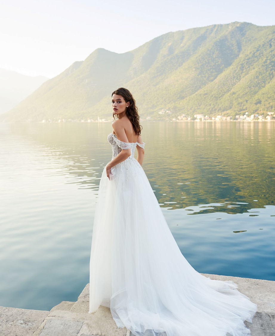 Струящееся свадебное платье с красивым корсетом расшитым кристаллами фото