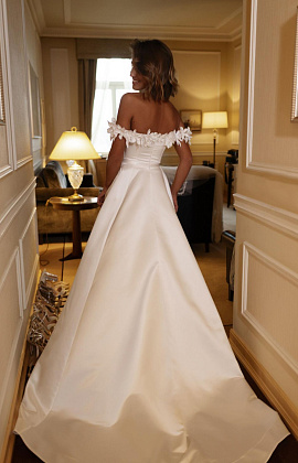 Атласное свадебное платье 2022 расшитое цветами