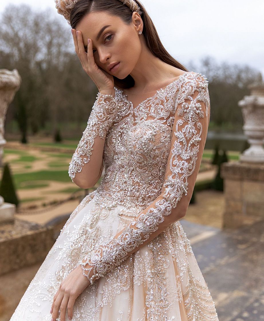 Роскошное свадебное платье со шлейфом фото