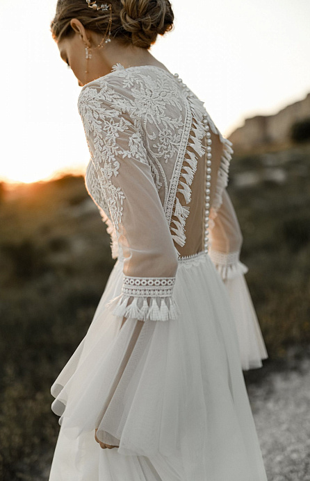 Свадебное платье бохо с расклешенными рукавами фото