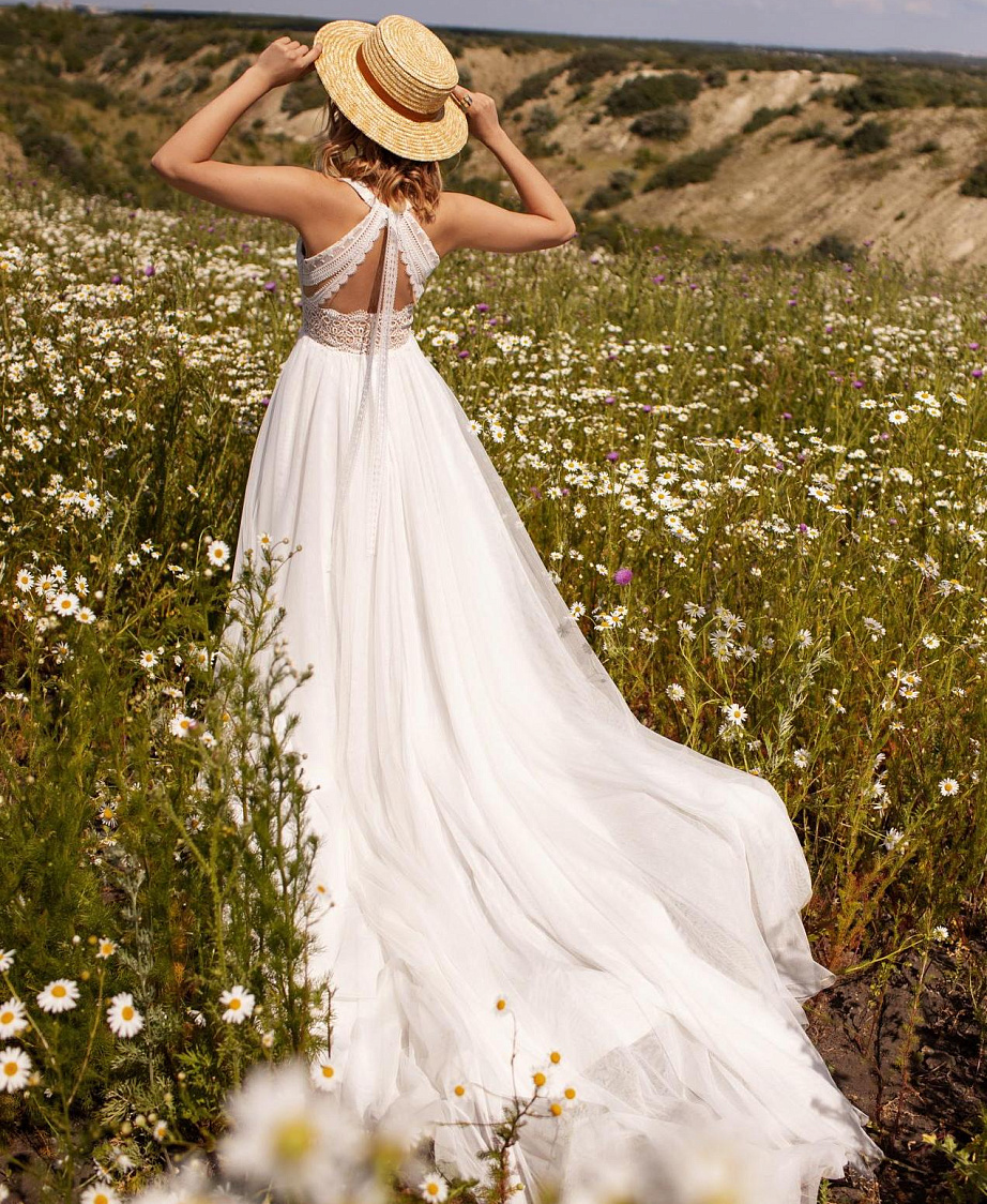 Свадебное платье бохо с декольте фото