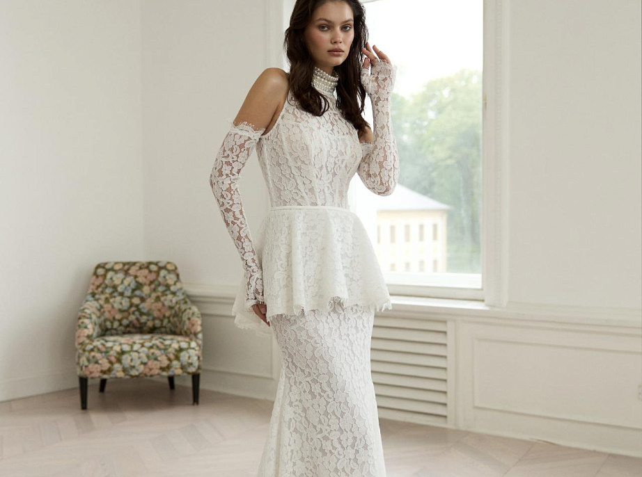 Кружевное закрытое свадебное платье с баской фото