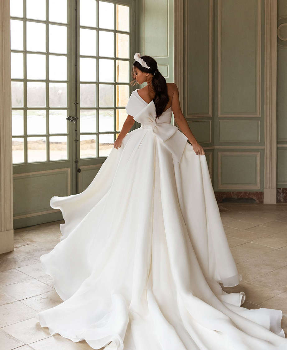 Эффектное свадебное платье с разрезом фото