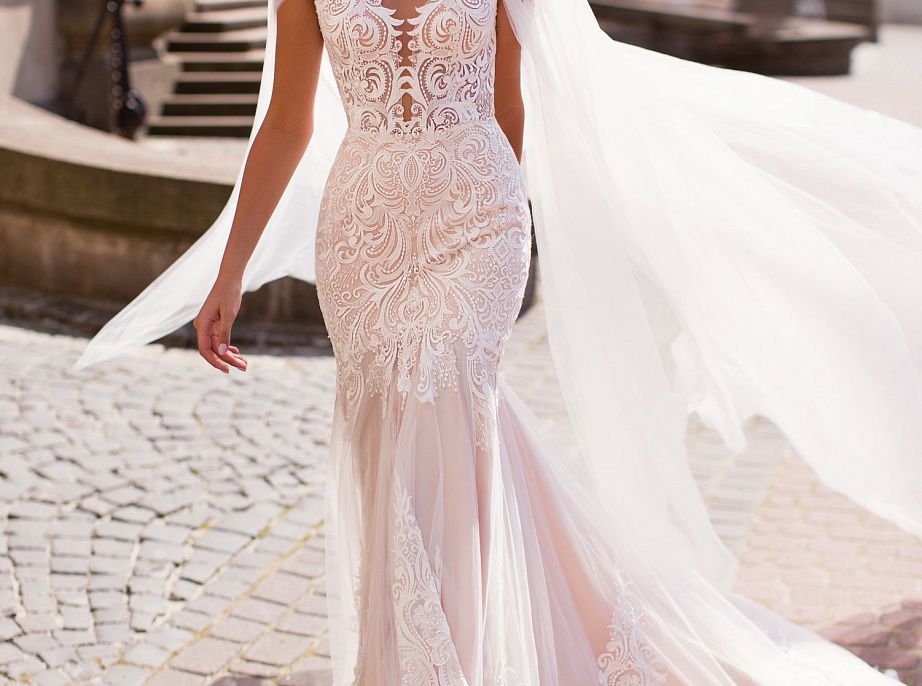 Кружевное свадебное платье русалка с кейпом фото