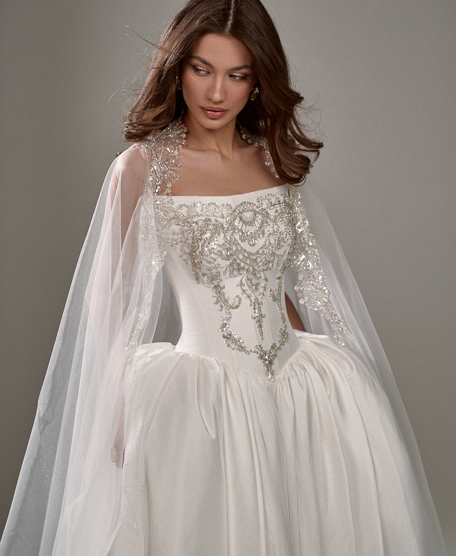 Пышное платье с расшитым корсетом фото