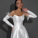 Атласное свадебное платье на корсете с митенками фото