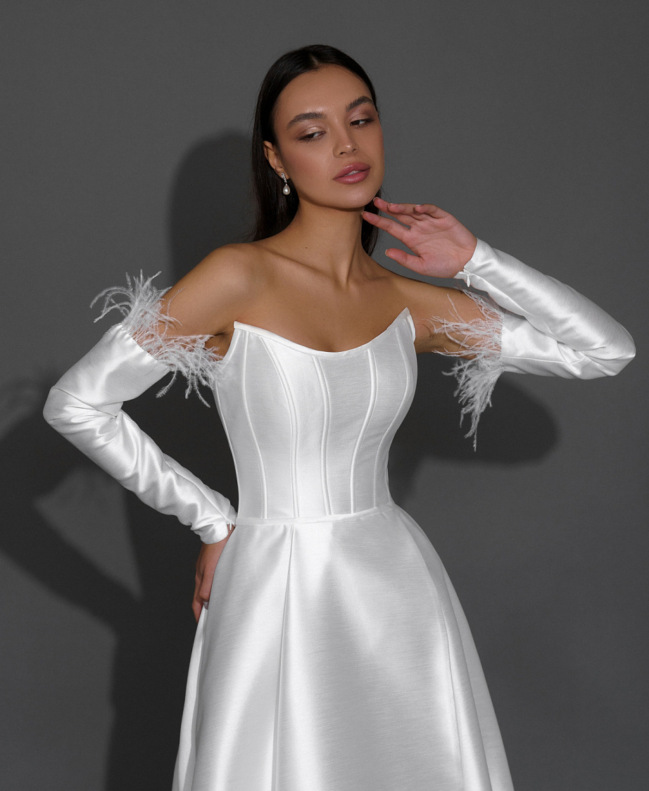 Атласное свадебное платье на корсете с митенками фото