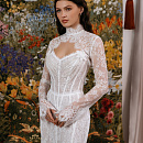 Кружевное свадебное платье c с декором из бус по корсету фото