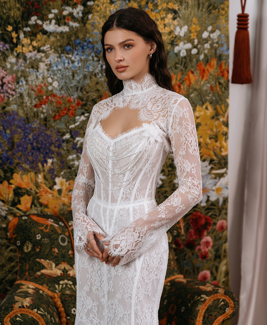 Кружевное свадебное платье c с декором из бус по корсету фото