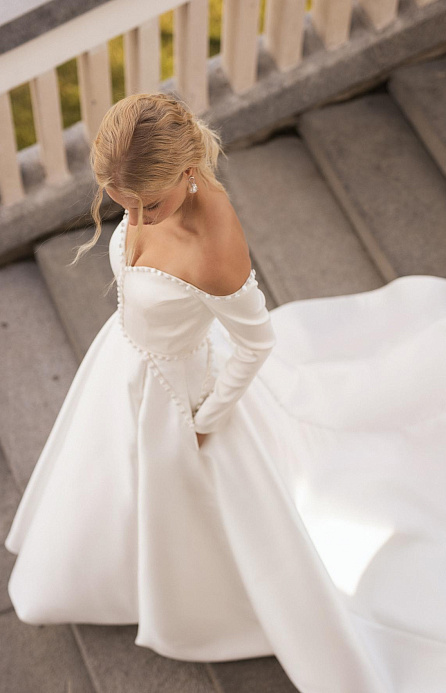 Атласное свадебное платье с рукавами и открытыми плечами фото
