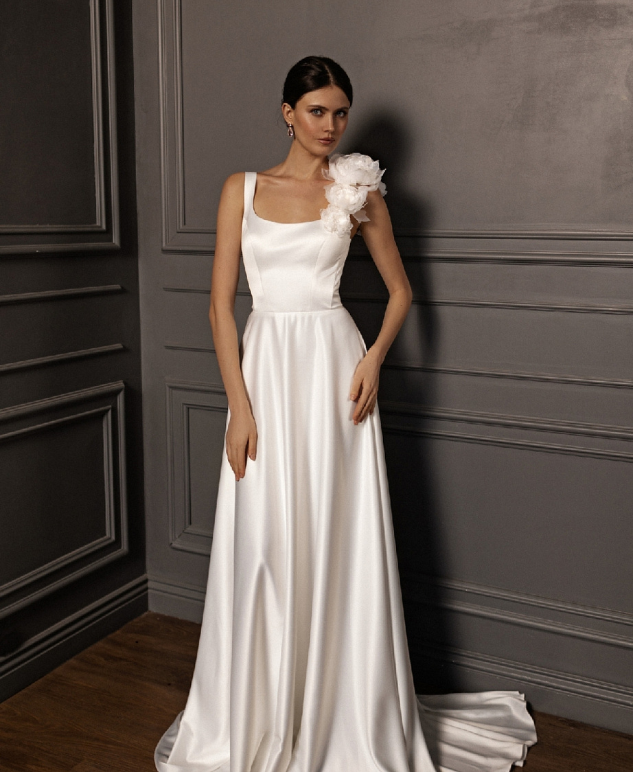 Атласное свадебное платье с декором из атласных цветов фото