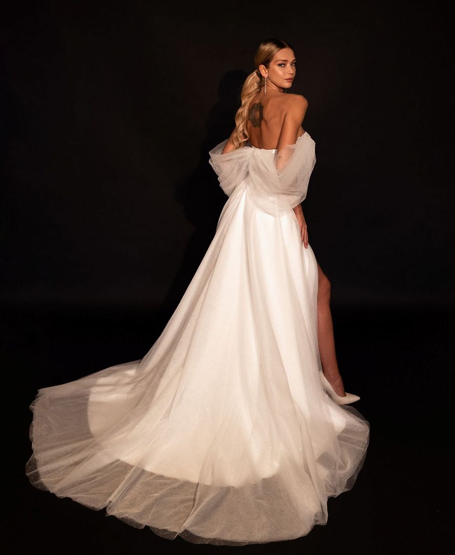 Блестящее свадебное платье с открытыми плечами фото