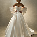 Атласное свадебное платье с объемным бантом фото