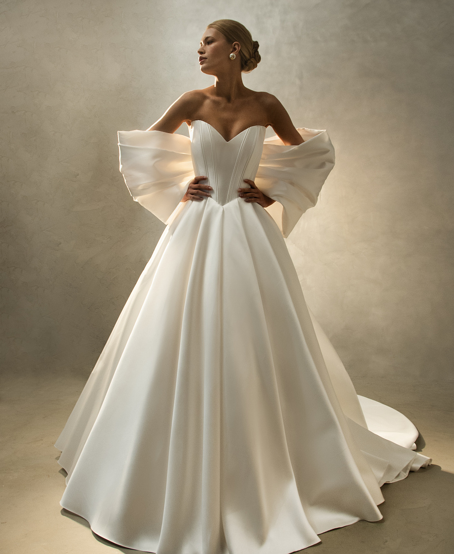 Атласное свадебное платье с объемным бантом фото