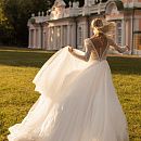 Свадебное платье с рукавами и декольте фото