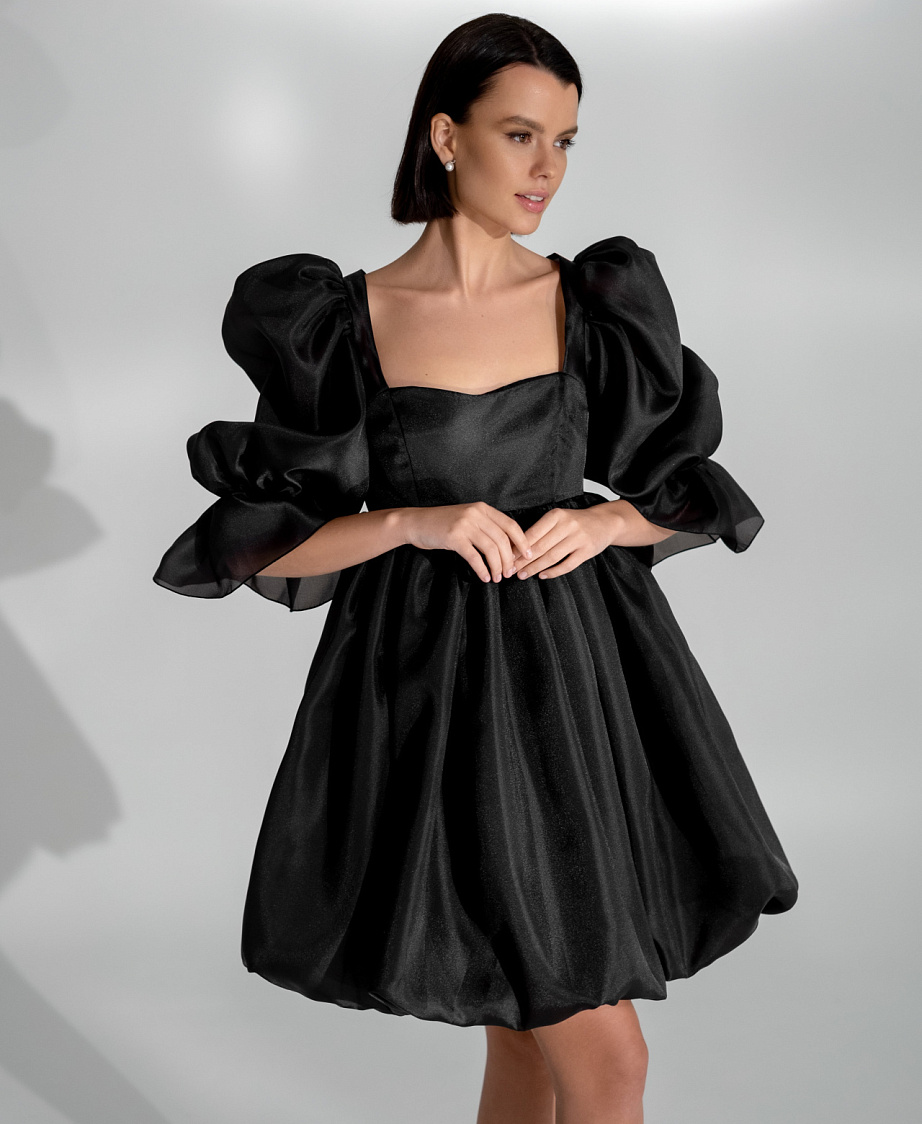 Короткое чёрное платье с объемными рукавами фото