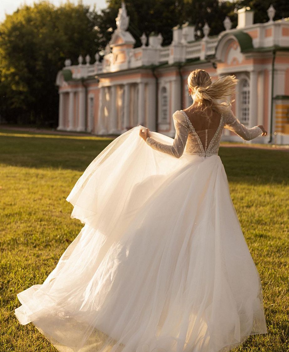 Свадебное платье с рукавами и декольте фото