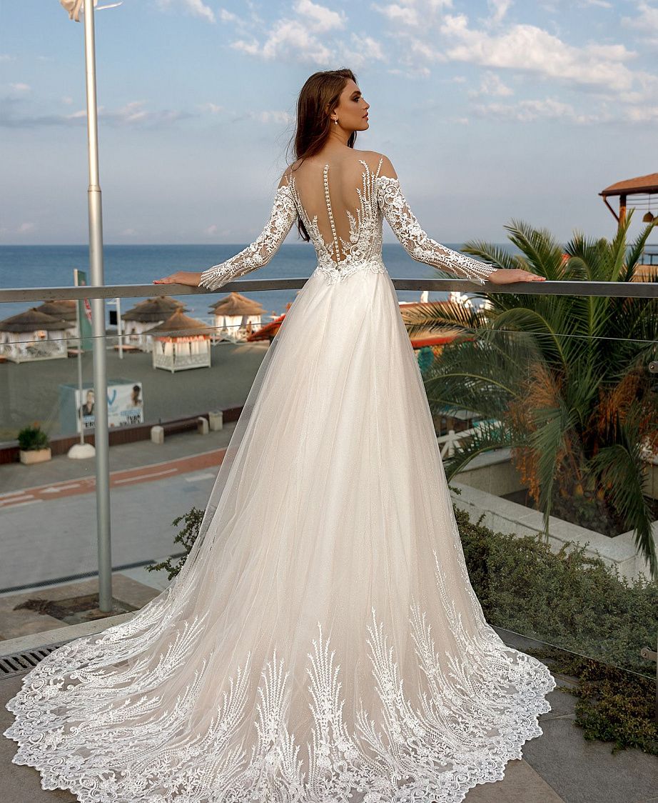 Свадебное платье с красивым шлейфом