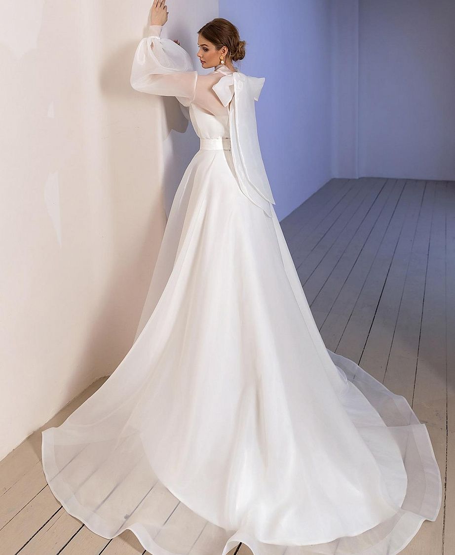 Закрытое свадебное платье с объемными рукавами фото