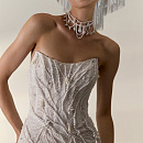 Свадебное платье-русалка из расшитого кружева и декором из жемчуга фото