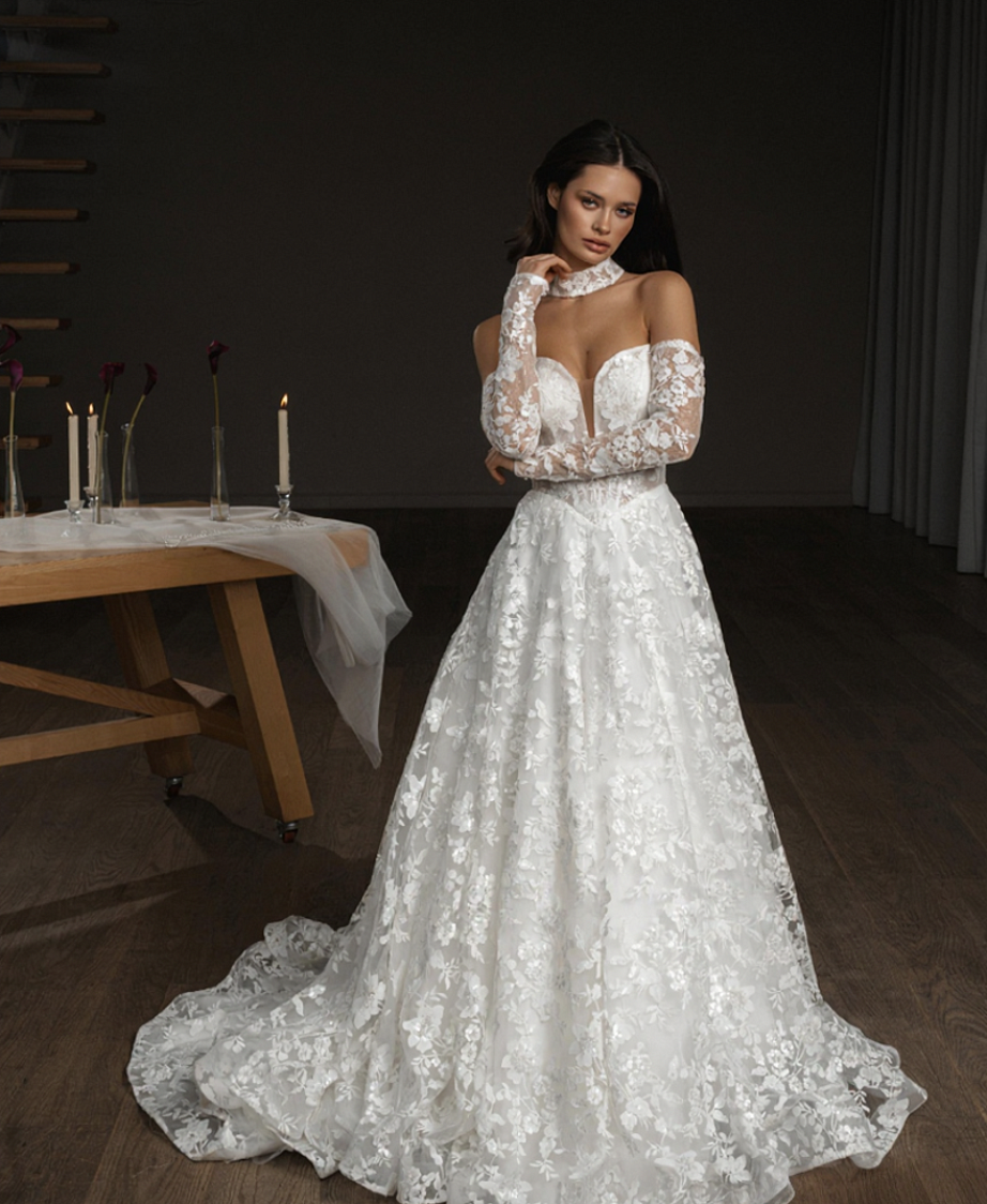 Эффектное свадебное платье из блестящего кружева, украшенного прозрачной пайеткой фото