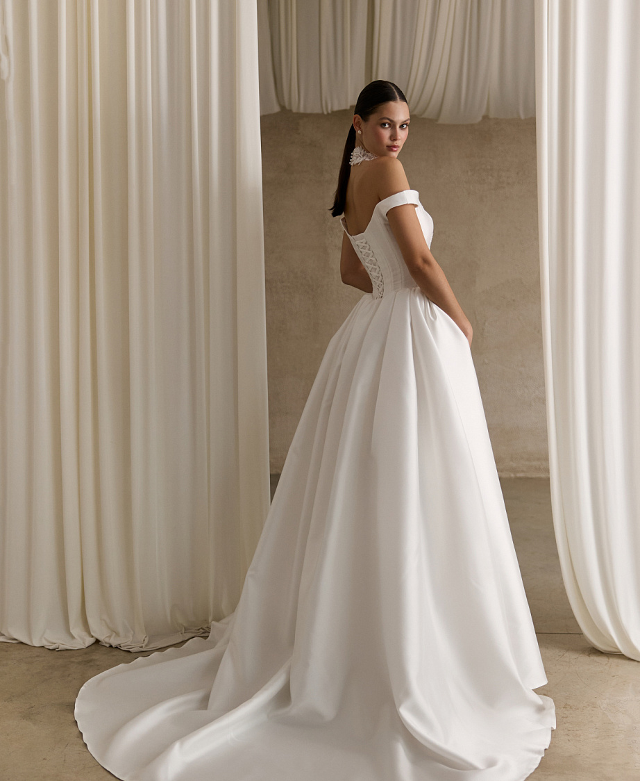 Королевское свадебное платье из атласа фото