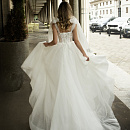 Нежное свадебное платье с бантами на плечах фото